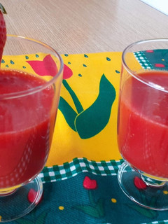 Una foto de Batido de fresa, manzana y jengibre