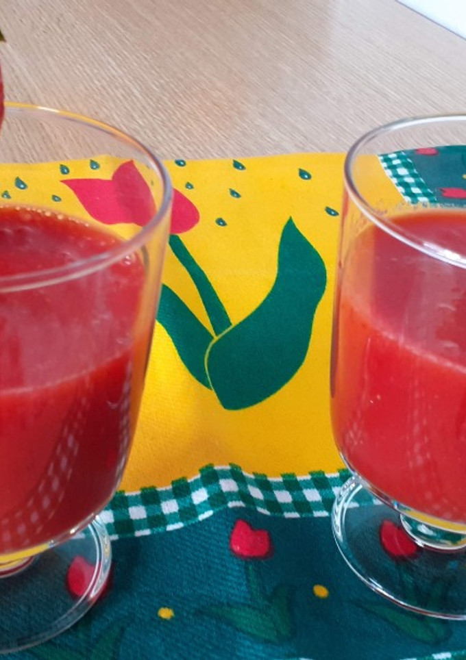 Una foto de Batido de fresa, manzana y jengibre