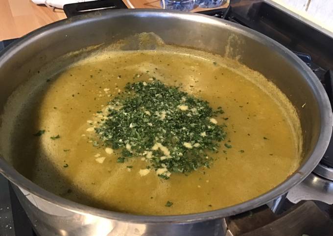 Soupe de brocolis courgettes poireau et pommes de terre aux épices