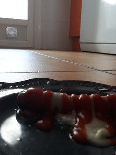 Una foto de Instantánea (salchichas con tomate y queso) EN EL MICROONDAS