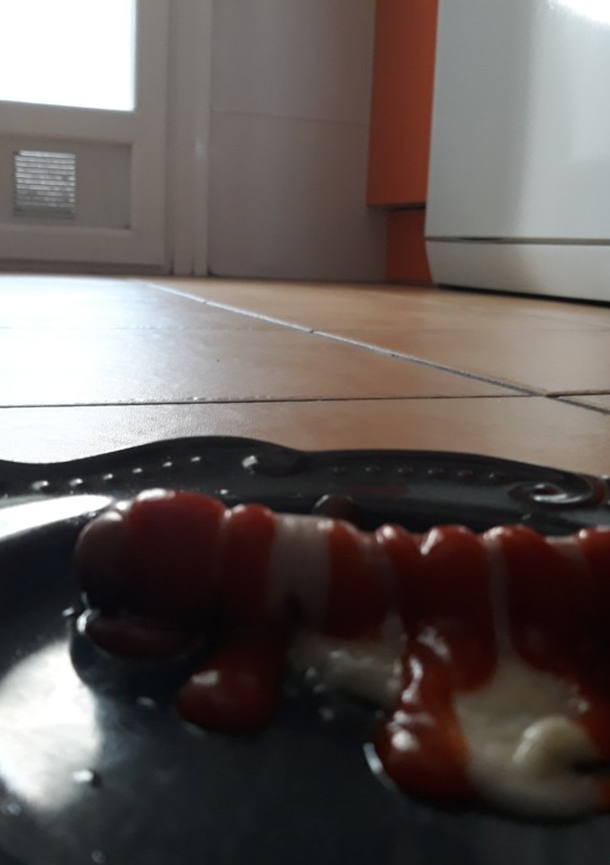 Una foto de Instantánea (salchichas con tomate y queso) EN EL MICROONDAS