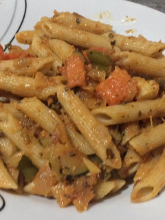 Una foto de Macarrones integrales con salsa de verduras