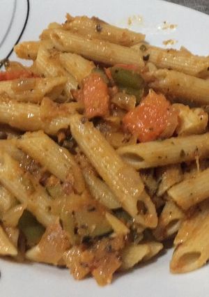 Foto principal de Macarrones integrales con salsa de verduras