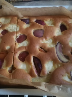 Túró pöttyös gyümölcs süti recept fotója