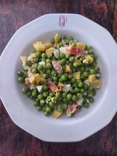 Una foto de Guisantes con patata, bacon y huevo duro