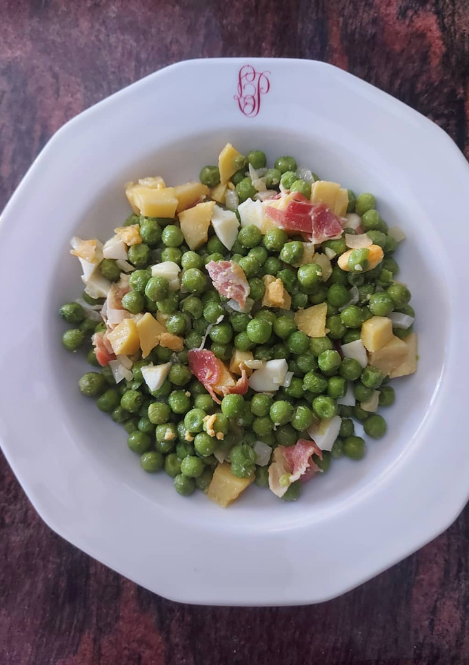 Una foto de Guisantes con patata, bacon y huevo duro