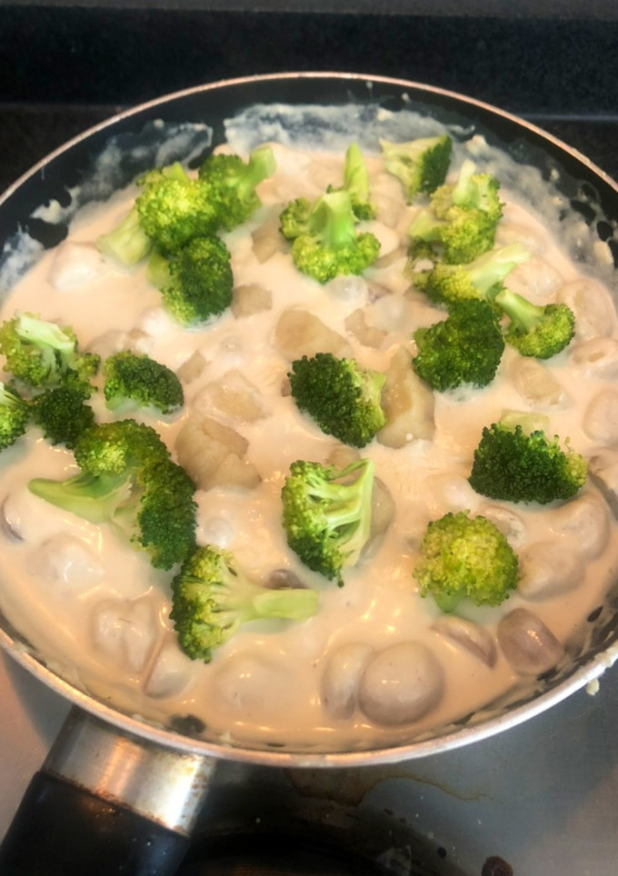 Una foto de Pasta con salsa de champiñones y queso