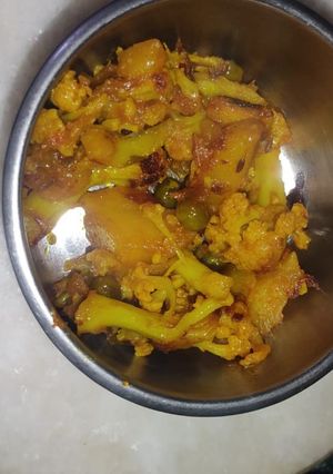 A picture of Aloo gobhi.