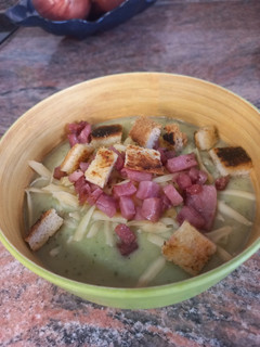 Una foto de Sopa crema de calabacín 🥒