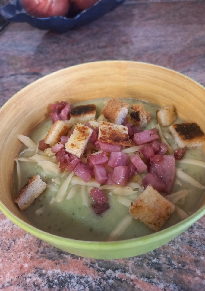 Una foto de Sopa crema de calabacín 🥒