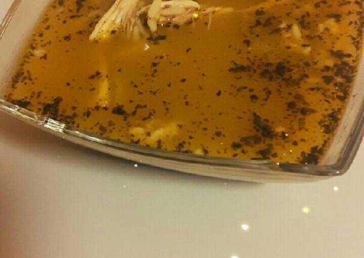 شوربه الدجاج مع الثوم والبصل