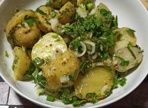 Una foto de Ensalada de Papas con Mostaza y Hierbas