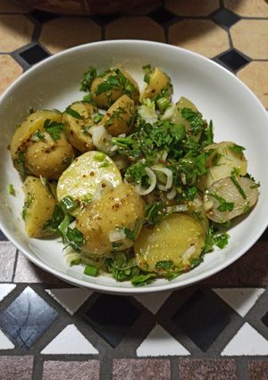 Una foto de Ensalada de Papas con Mostaza y Hierbas