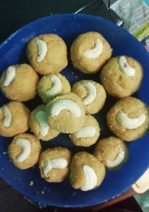 A picture of Moong dal ladoo.