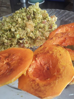 Una foto de Calabaza o Zapallo🎃 con miel 🍯 y mantequilla/arroz🍚de brócoli con🍎y 🌰caramelizada