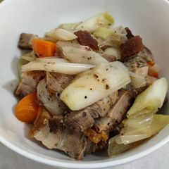 A picture of Stir fry leeks with roast pork.