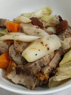 A picture of Stir fry leeks with roast pork.