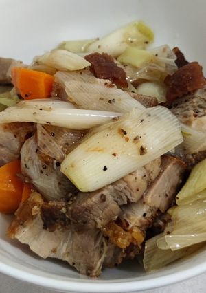 A picture of Stir fry leeks with roast pork.