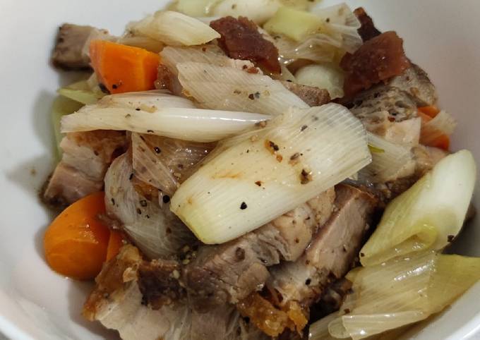 Steps to Prepare Perfect Stir fry leeks with roast pork