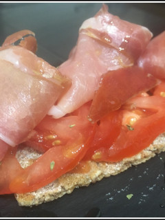 Una foto de Tostada integral con tomate y serrano