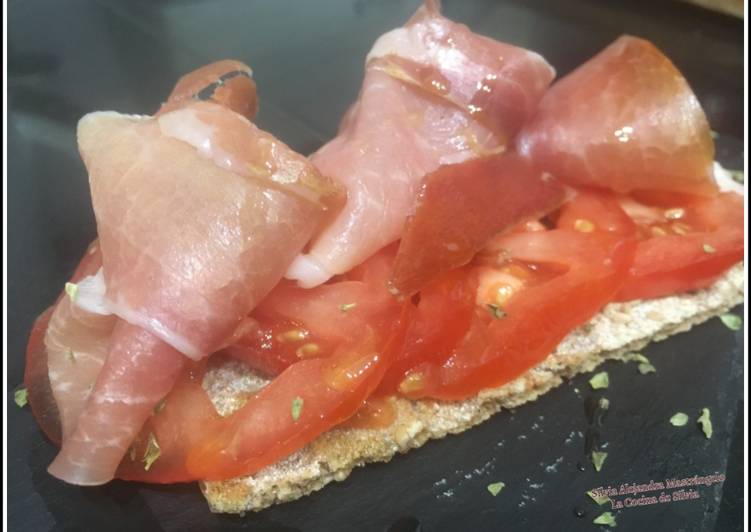 Tostada integral con tomate y serrano