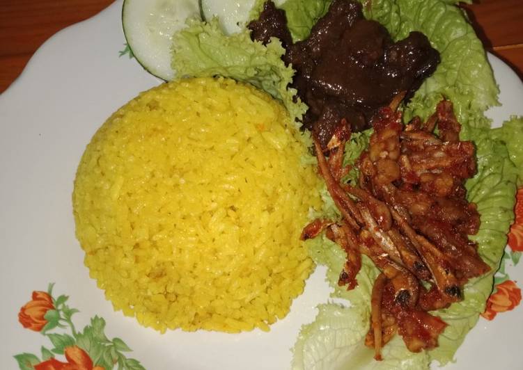 Resep Nasi kuning rice cooker anniversary 😁😁 Menggugah Selera