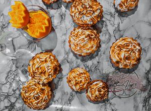 صورة لوصفة تارتولات بكريمة البرتقال و المورانغ 🍊