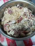 Tallarines con tocino, champiñones, pollo y crema