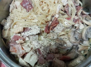Una foto de Tallarines con tocino, champiñones, pollo y crema