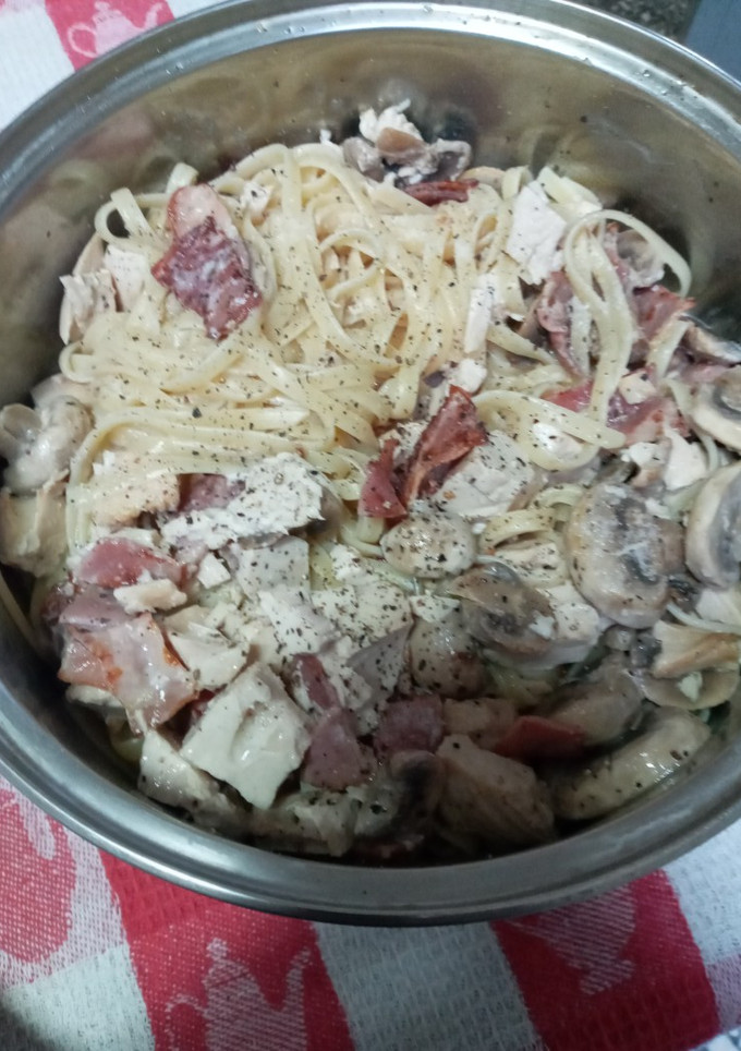Una foto de Tallarines con tocino, champiñones, pollo y crema