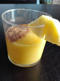 Una foto de Batido de piña, mango y zumo de uva