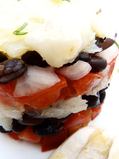Una foto de Judías negras con bacalao y carpaccio de xampinyones