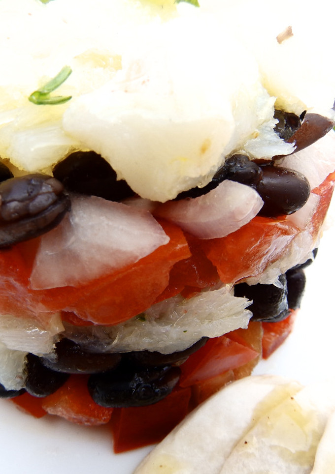 Una foto de Judías negras con bacalao y carpaccio de xampinyones