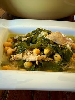 Una foto de Garbanzos con conejo y acelgas