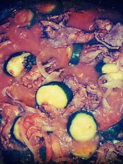 Una foto de Carne de Res con Chile, Cebolla y Calabaza al estilo HU3RA♡ :)