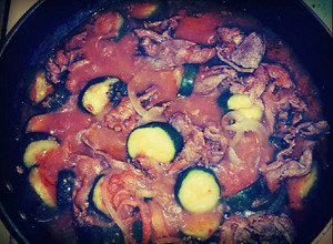 Una foto de Carne de Res con Chile, Cebolla y Calabaza al estilo HU3RA♡ :)