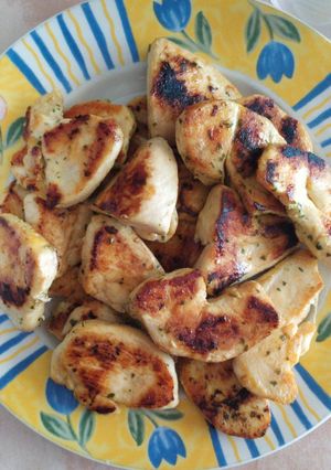 Una foto de Pollo rural a la plancha con ajo, perejil y zumo de limón