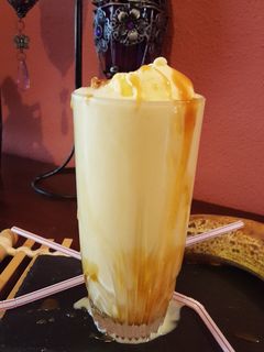Una foto de Batido de plátano y salsa de caramelo