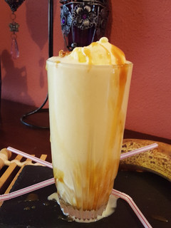 Una foto de Batido de plátano y salsa de caramelo