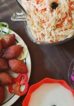 صورة لوصفة كبه مع سلطة الملفوف