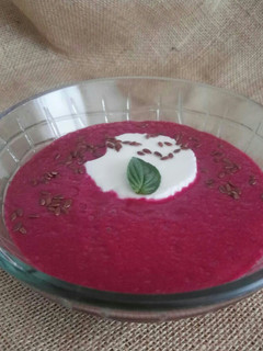 Una foto de Crema de remolacha y yogurt