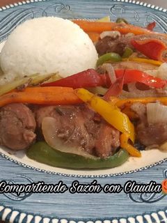 Una foto de Pollo al vino tinto con chile morrón🌺