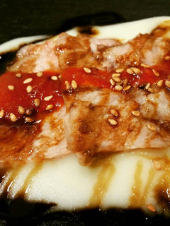 Una foto de Secreto ibérico a la sal sobre parmentier, sésamo y salsa kimchee