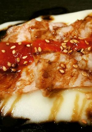 Una foto de Secreto ibérico a la sal sobre parmentier, sésamo y salsa kimchee