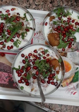 A picture of Dahi bhalle.