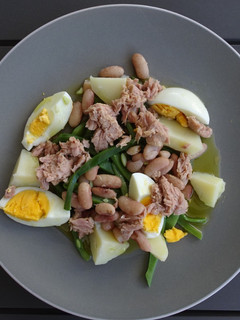 Foto de Atum com legumes e ovo cozido
