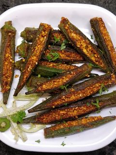 कुरकुरीत भरवा भेंडी (kurkurit bharwa bhendi recipe in marathi) रेसिपी चे मुख्य फोटो