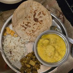 A picture of Achari alu kadi rice.