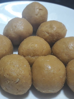 बेसन के लड्डू (besan ke ladoo recipe in Hindi) रेसिपी मुख्य फोटो