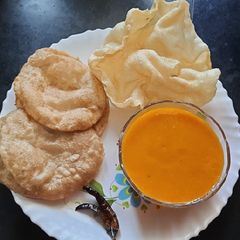 A picture of Aamras aur Poori.